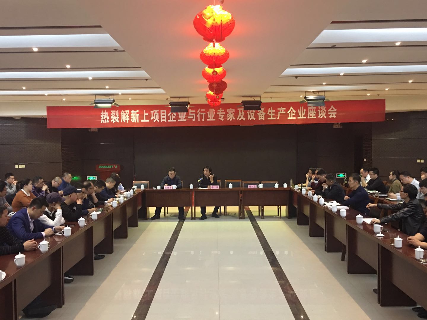 中國輪胎循環利用協會熱裂解專家組組長牛斌主持座談會